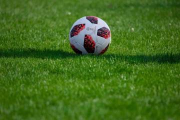 塞尔吉尼奥头球破门！3-2！（配图示意）